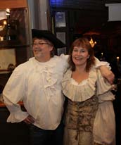 Elina ja Esa Mustaparta-asuissaan